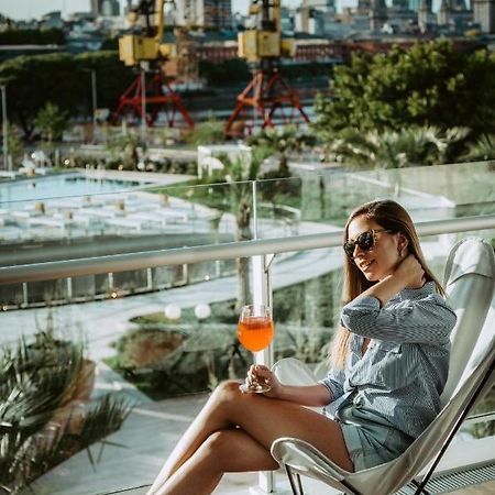 Hotel Sls Buenos Aires Puerto Madero Exteriér fotografie A woman drinking an Aperol Spritz