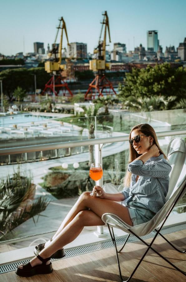 Hotel Sls Buenos Aires Puerto Madero Exteriér fotografie A woman drinking an Aperol Spritz
