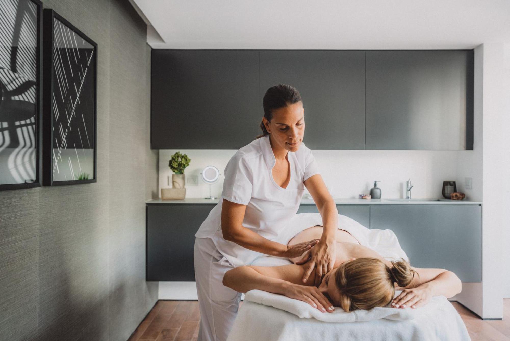 Hotel Sls Buenos Aires Puerto Madero Exteriér fotografie A massage therapist treating a patient