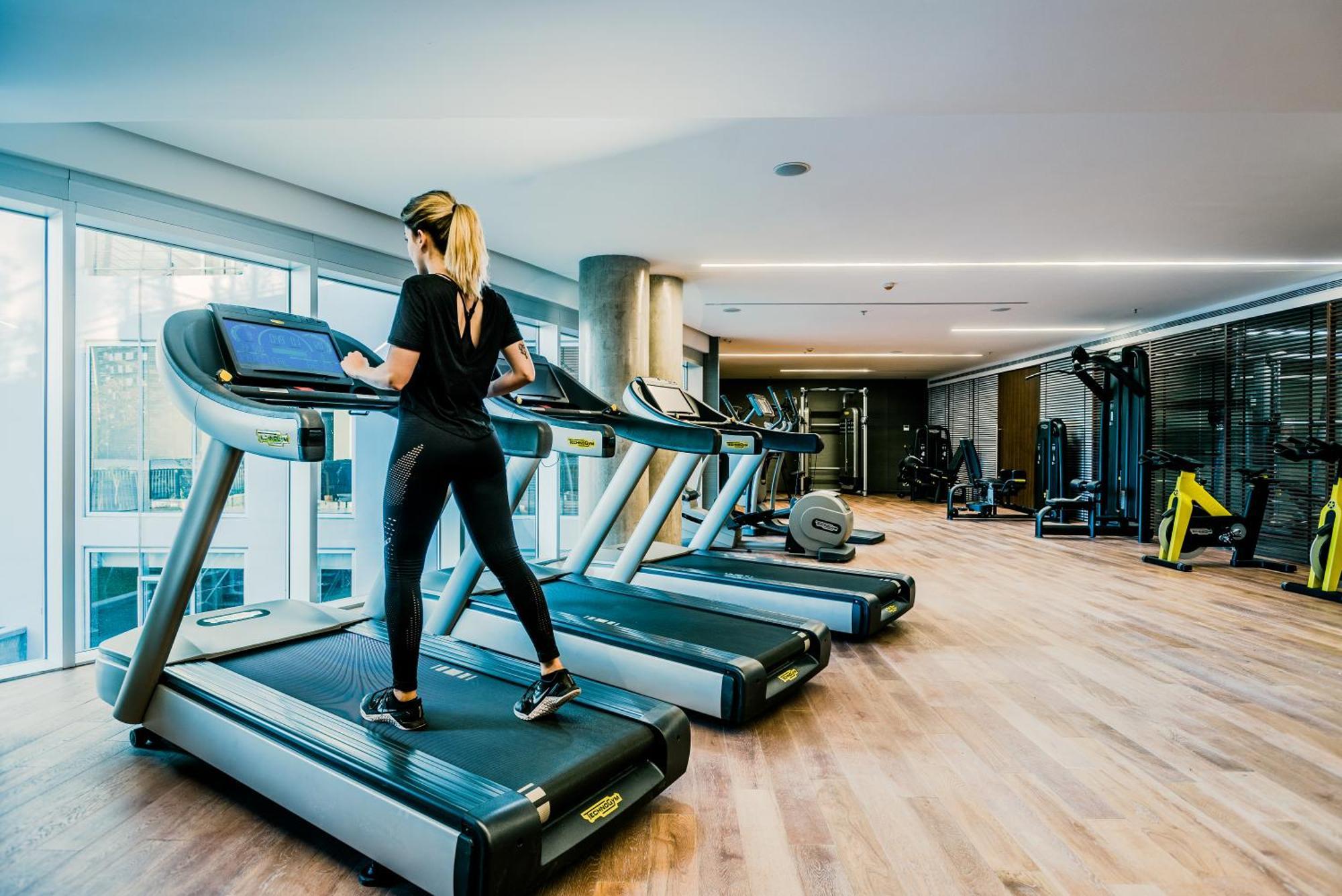 Hotel Sls Buenos Aires Puerto Madero Exteriér fotografie A woman on a treadmill